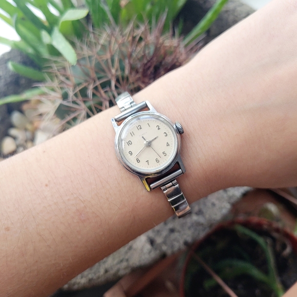 Vintage Timex Silver Womans Womens Classic Simple Stretch Watch - Picture 1 of 8